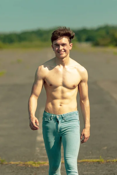 Genç Yetişkin Erkek Ileri Yürüyüş Gömleksiz Sıcak Bir Yaz Gününde — Stok fotoğraf