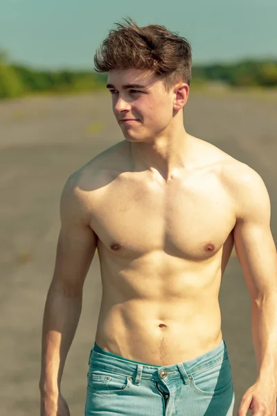 Genç Yetişkin erkek ileri yürüyüş gömleksiz sıcak bir yaz gününde