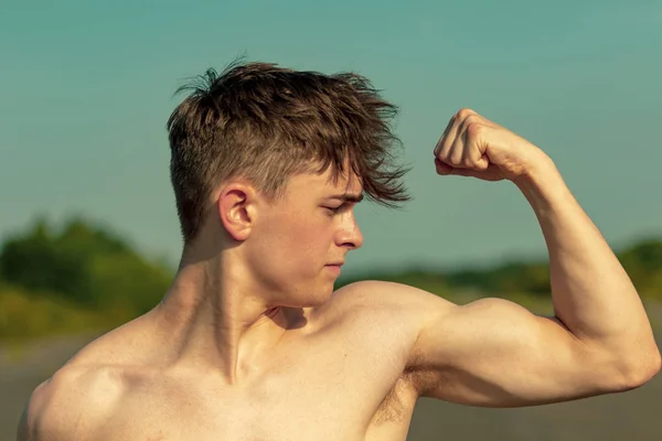 Jovem Adulto Masculino Flexionando Seus Músculos Bíceps Sem Camisa Dia — Fotografia de Stock