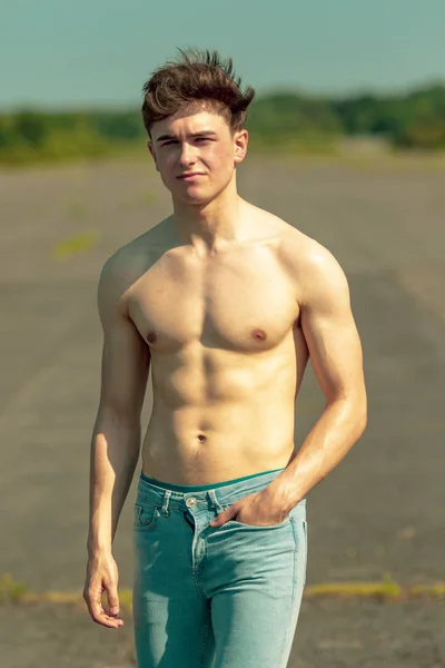 Genç Yetişkin Erkek Ayakta Dışarıda Sıcak Bir Yaz Gününde Gömleksiz — Stok fotoğraf
