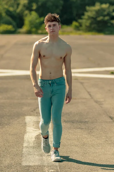 Young Adult Male Walking Forward Shirtless Warm Summer Day — Stock Photo, Image