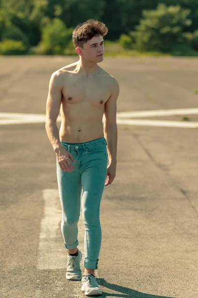 Joven Adulto Varón Caminando Hacia Adelante Sin Camisa Cálido Día — Foto de Stock