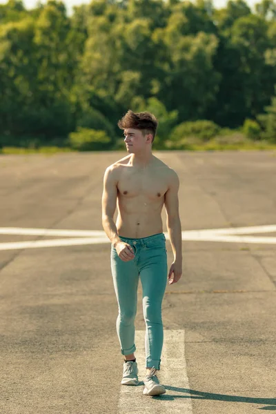 年轻的成年男性在温暖的夏日里穿上赤裸上身 — 图库照片