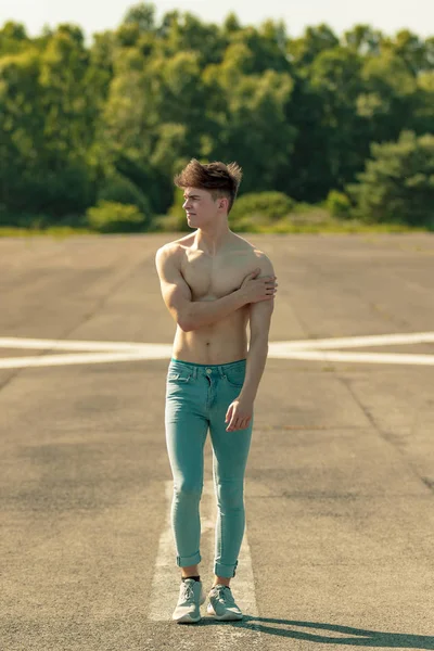 Genç Yetişkin erkek ileri yürüyüş gömleksiz sıcak bir yaz gününde