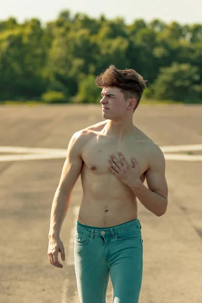 Joven Adulto Varón Caminando Hacia Adelante Sin Camisa Cálido Día — Foto de Stock