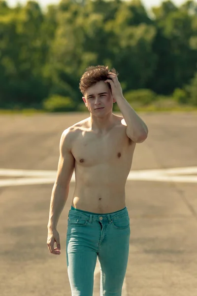 Junger Erwachsener Mann Der Einem Warmen Sommertag Ohne Hemd Vorwärts — Stockfoto