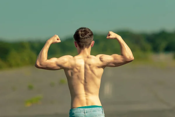 Junger Erwachsener Mann Lässt Einem Warmen Sommertag Von Hinten Seine — Stockfoto