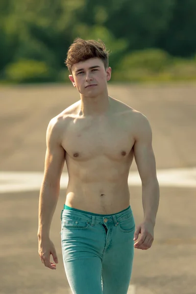Genç Yetişkin Erkek Ileri Yürüyüş Gömleksiz Sıcak Bir Yaz Gününde — Stok fotoğraf