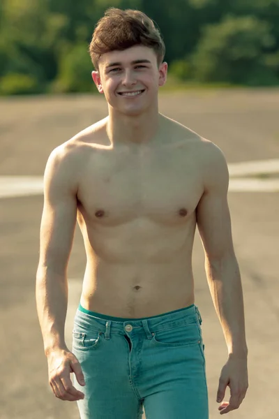 前方を歩く若い成人男性暖かい夏の日に上半身裸 — ストック写真