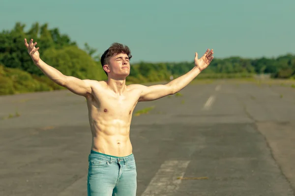 Jovem Adulto Masculino Com Braços Para Fora Desfrutando Luz Sol — Fotografia de Stock