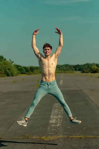 Sıcak Yaz Gününde Gömleksiz Atlama Genç Yetişkin Erkek — Stok fotoğraf