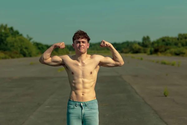 Jovem Adulto Masculino Flexionando Seus Músculos Dia Quente Verão — Fotografia de Stock