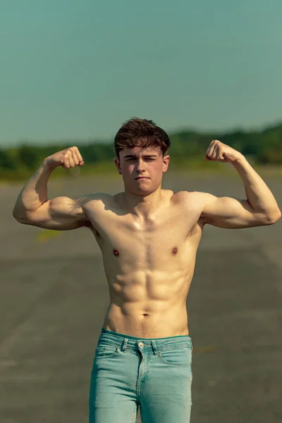 Jeune Homme Adulte Fléchissant Ses Muscles Lors Une Chaude Journée — Photo