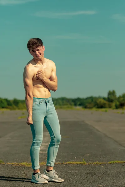 Jovem Adulto Masculino Flexionando Seus Músculos Dia Quente Verão — Fotografia de Stock