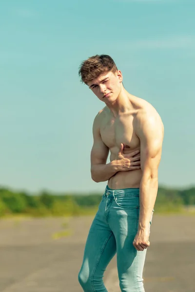 Young Adult Male Flexing His Muscles Warm Summer Day — Stock Photo, Image