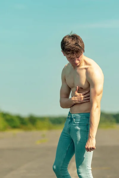 Jovem Adulto Masculino Flexionando Seus Músculos Dia Quente Verão — Fotografia de Stock