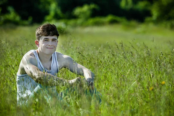 Junge Erwachsene Männchen Sitzen Einem Warmen Sommertag Langen Gras — Stockfoto