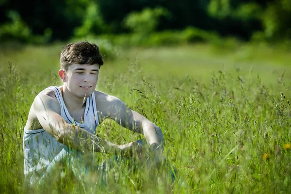 Junge Erwachsene Männchen Sitzen Einem Warmen Sommertag Langen Gras — Stockfoto