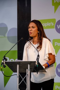 Londra, İngiltere, 23 Haziran 2018:-Gina Miller İngiltere hükümeti İngiltere'de yüksek mahkemeye aldı ve Brexit Parlamentosu'nun rolü üzerinde kazandı konuşuyor son İngiltere'de Brexit anlaşma bir halk oy için