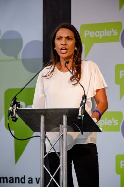 Londra, İngiltere, 23 Haziran 2018:-Gina Miller İngiltere hükümeti İngiltere'de yüksek mahkemeye aldı ve Brexit Parlamentosu'nun rolü üzerinde kazandı konuşuyor son İngiltere'de Brexit anlaşma bir halk oy için