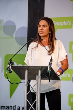 Londra, İngiltere, 23 Haziran 2018:-Gina Miller İngiltere hükümeti İngiltere'de yüksek mahkemeye aldı ve Brexit Parlamentosu'nun rolü üzerinde kazandı konuşuyor son İngiltere'de Brexit anlaşma bir halk oy için