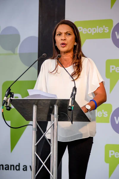 Londra, İngiltere, 23 Haziran 2018:-Gina Miller İngiltere hükümeti İngiltere'de yüksek mahkemeye aldı ve Brexit Parlamentosu'nun rolü üzerinde kazandı konuşuyor son İngiltere'de Brexit anlaşma bir halk oy için