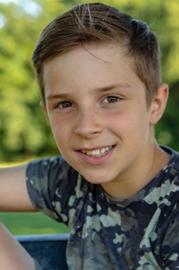 Pre-Teen Çocuk dışarıda sıcak bir yaz gününde