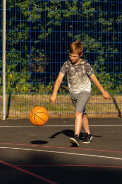 Pre-Teen Çocuk bir parkta bir basketbol oynamaktan