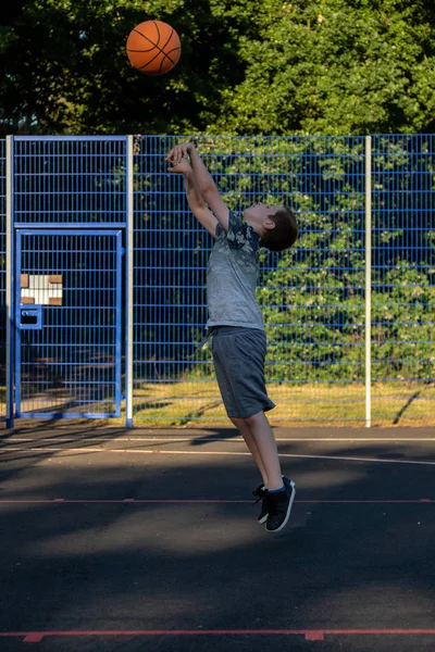 Anak Remaja Bermain Dengan Bola Basket Taman — Stok Foto