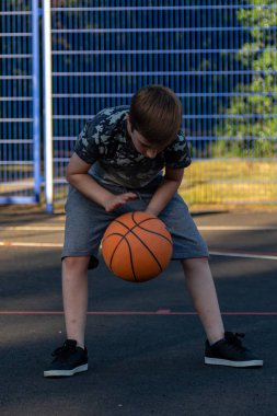 Pre-Teen Çocuk bir parkta bir basketbol oynamaktan