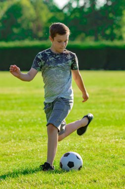Pre-Teen Çocuk futbol bir parkta oynarken