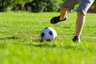 Pre-Teen Çocuk bir parkta futbol oynamaktan