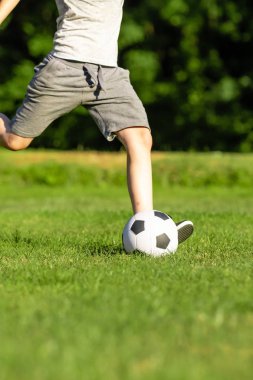 Pre-Teen Çocuk bir parkta futbol oynamaktan