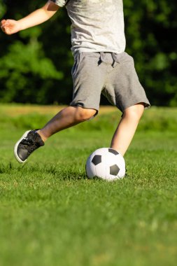 Pre-Teen Çocuk bir parkta futbol oynamaktan