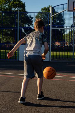 Pre-Teen Çocuk bir parkta bir basketbol oynamaktan
