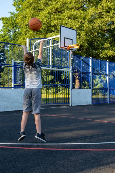 Menino Pré Adolescente Jogando Com Basquete Parque — Fotografia de Stock