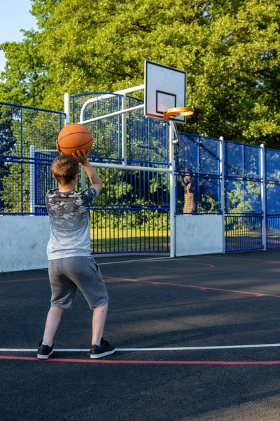 Menino Pré Adolescente Jogando Com Basquete Parque — Fotografia de Stock