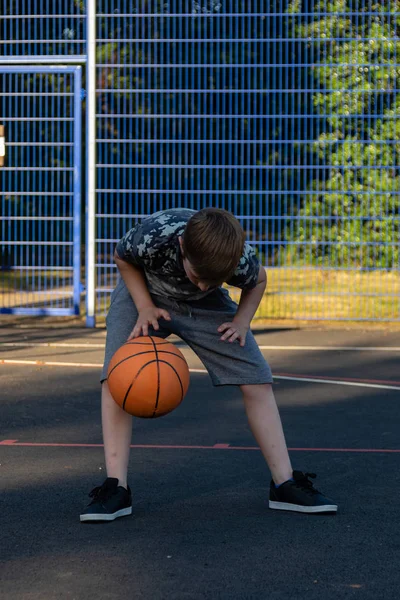 公園でバスケット ボールで遊んでプレティーンの少年 — ストック写真