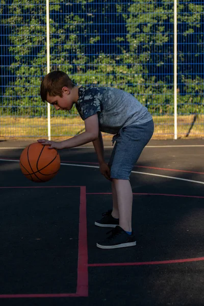 Anak Remaja Bermain Dengan Bola Basket Taman — Stok Foto
