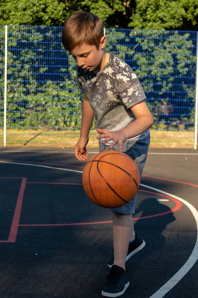 Menino Pré Adolescente Jogando Com Basquete Parque — Fotografia de Stock