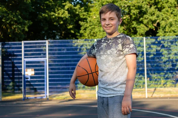 Menino Pré Adolescente Segurando Basquete Tribunal Parque — Fotografia de Stock