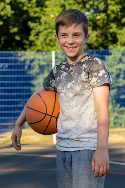 Pre Dospívající Chlapec Basketbal Hřišti Parku — Stock fotografie