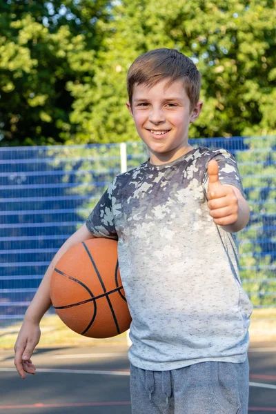 Menino Pré Adolescente Segurando Basquete Tribunal Parque — Fotografia de Stock