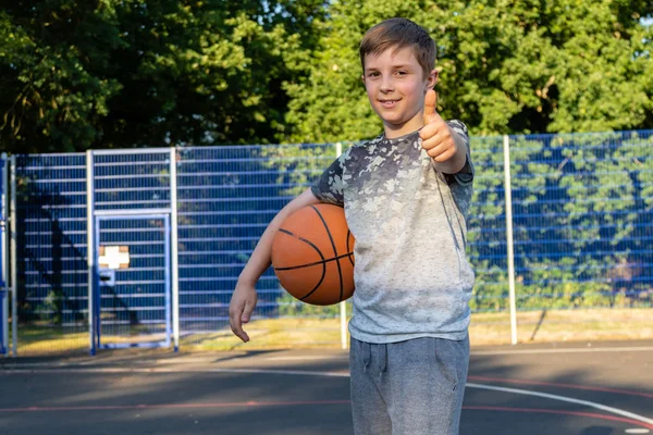 Menino Pré Adolescente Segurando Basquete Tribunal Parque — Fotografia de Stock