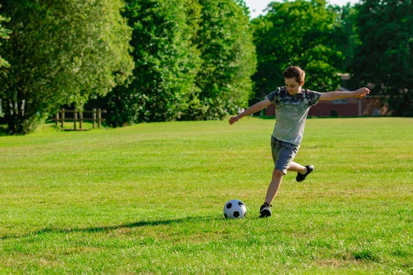 Pre Teen Ragazzo Giocare Calcio Parco — Foto Stock