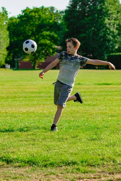 Menino Pré Adolescente Jogando Futebol Parque — Fotografia de Stock