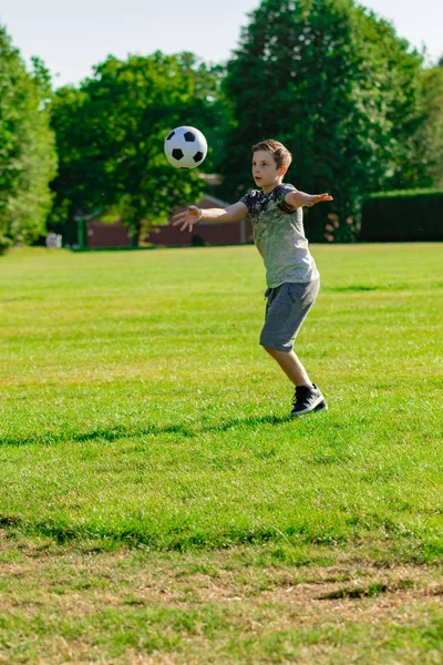 Pre Teen Ragazzo Giocare Calcio Parco — Foto Stock