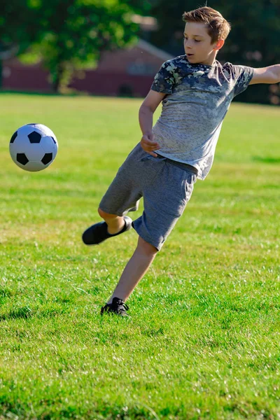 Pre-Teen Çocuk futbol bir parkta oynarken