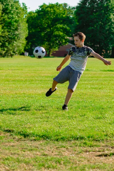 Menino Pré Adolescente Jogando Futebol Parque — Fotografia de Stock