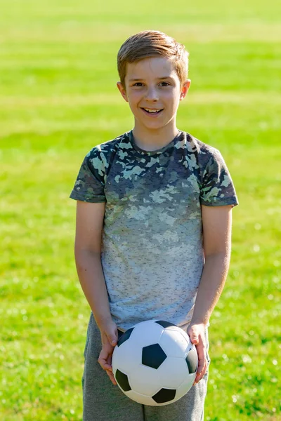 Menino Pré Adolescente Segurando Uma Bola — Fotografia de Stock